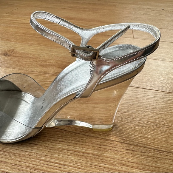 Stuart Weitzman silver wedge heel. Clear heel, great condition size 9.5 - Picture 4 of 5
